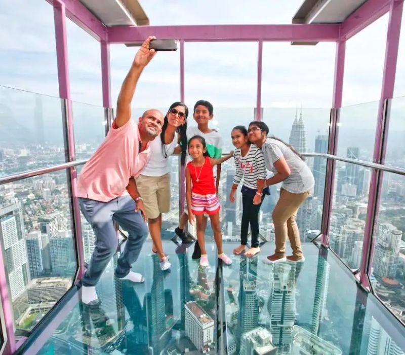 Menara KL: Toà nhà chọc trời nhìn từ đài quan sát.