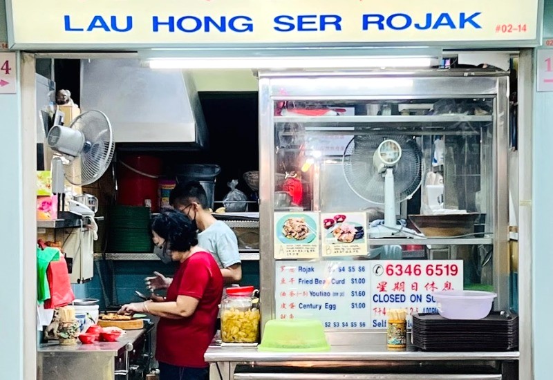 Thưởng thức rojak khuya tại quán, điểm đến hấp dẫn du khách.