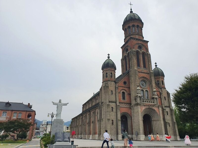 Nhà thờ Jeondong, điểm nhấn lối vào làng Jeonju Hanok. (Ảnh: jeonjucity)