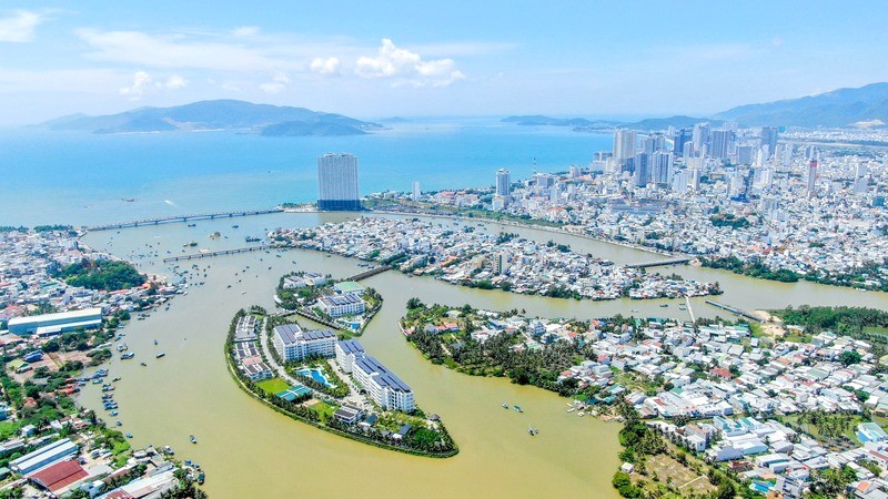 Vịnh Nha Trang, với vẻ đẹp miền Trung, thu hút du khách yêu thích cảnh sắc nơi đây. (Ảnh: Hưng Từ Quang)