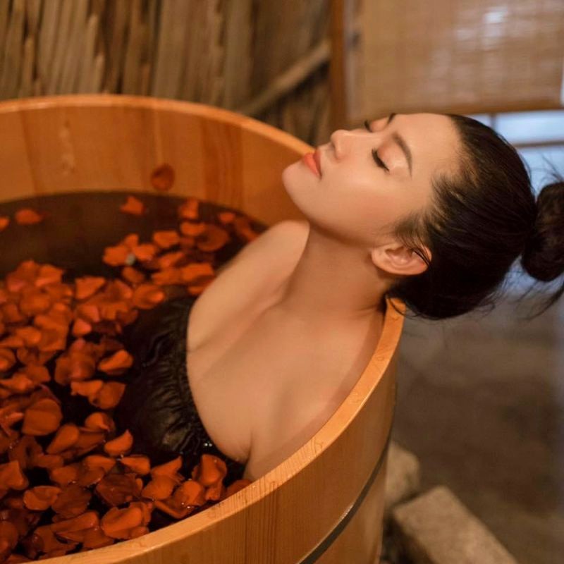 Thư giãn trọn vẹn với liệu trình ngâm bồn thảo mộc tại Phaya Thai Spa. (Ảnh: Phaya Thai Spa พญาไท)