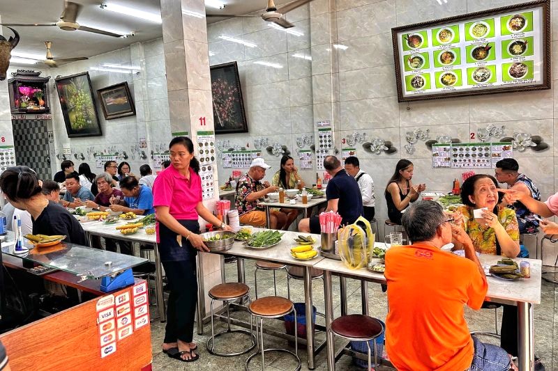 Phở Hòa Pasteur thu hút thực khách bởi không gian rộng rãi, sạch sẽ nhờ đội ngũ vệ sinh chuyên nghiệp. (Ảnh: thanhnien)