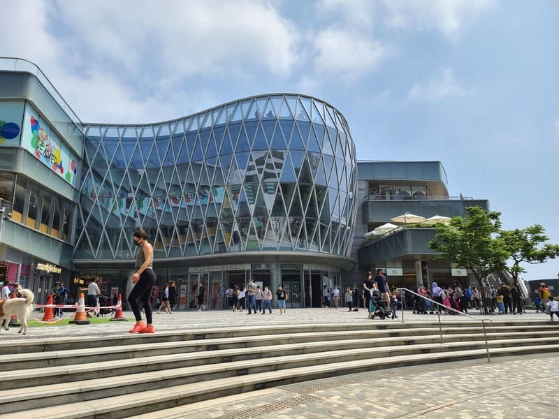 Peak Galleria, trung tâm mua sắm đa chức năng đối diện Peak Tower. (Ảnh: Will See)