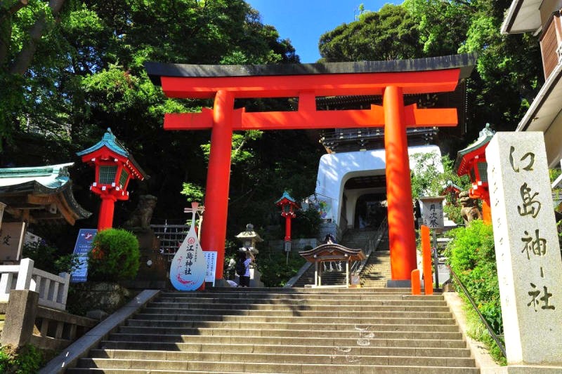 Ngôi đền Shinto cổ kính Enoshima tọa lạc trên đỉnh núi Enoshima. (Ảnh: ZEKKEI Japan)