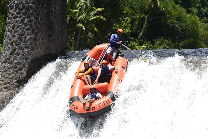 Chèo thuyền vượt thác đỉnh cao tại sông Telaga Waja, Bali.