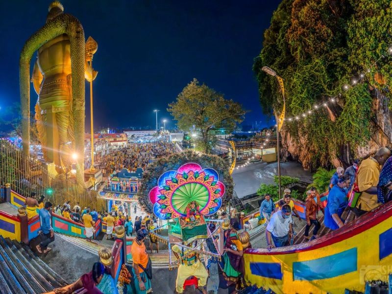 Gia đình ủng hộ, tiếp sức cho những tín đồ mang Kavadi. (Ảnh: Temple Yatri)