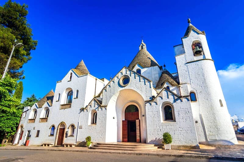 Nhà thờ Santantonio độc đáo tại Alberobello, được xây trong một trullo. (Ảnh: e-borghi)