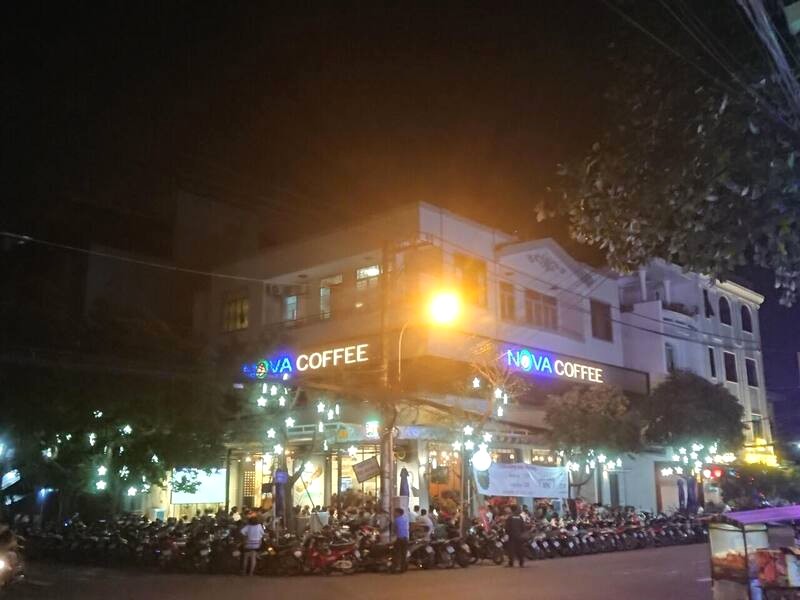 Nova coffee-bar luôn đông khách, đặc biệt vào cuối tuần. (Ảnh: Nova Coffee - Góc Đường Số 1&2)