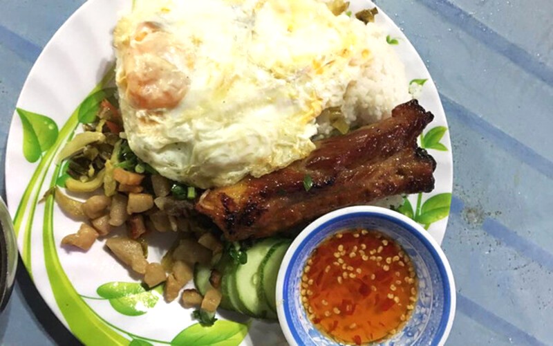 Cơm tấm sườn cây ngon, giá rẻ tại quán Cây Thị (Ảnh: Foody).