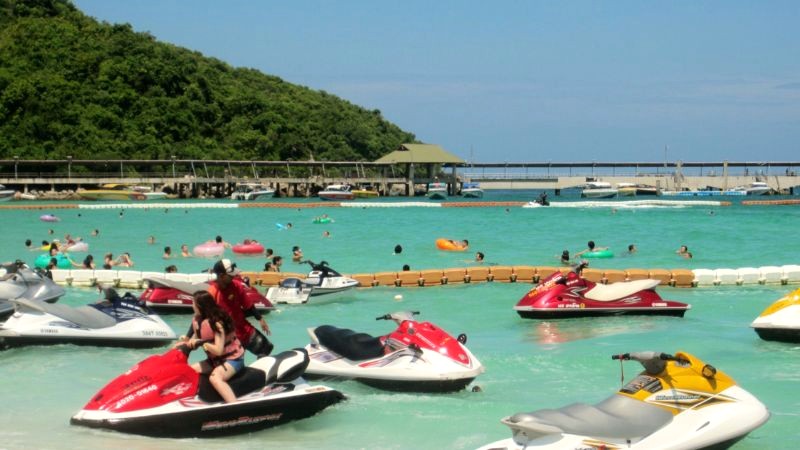 Koh Larn không chỉ có biển đẹp, mà còn hấp dẫn du khách với nhiều hoạt động trải nghiệm độc đáo. (Ảnh: Fivestarvagabond)