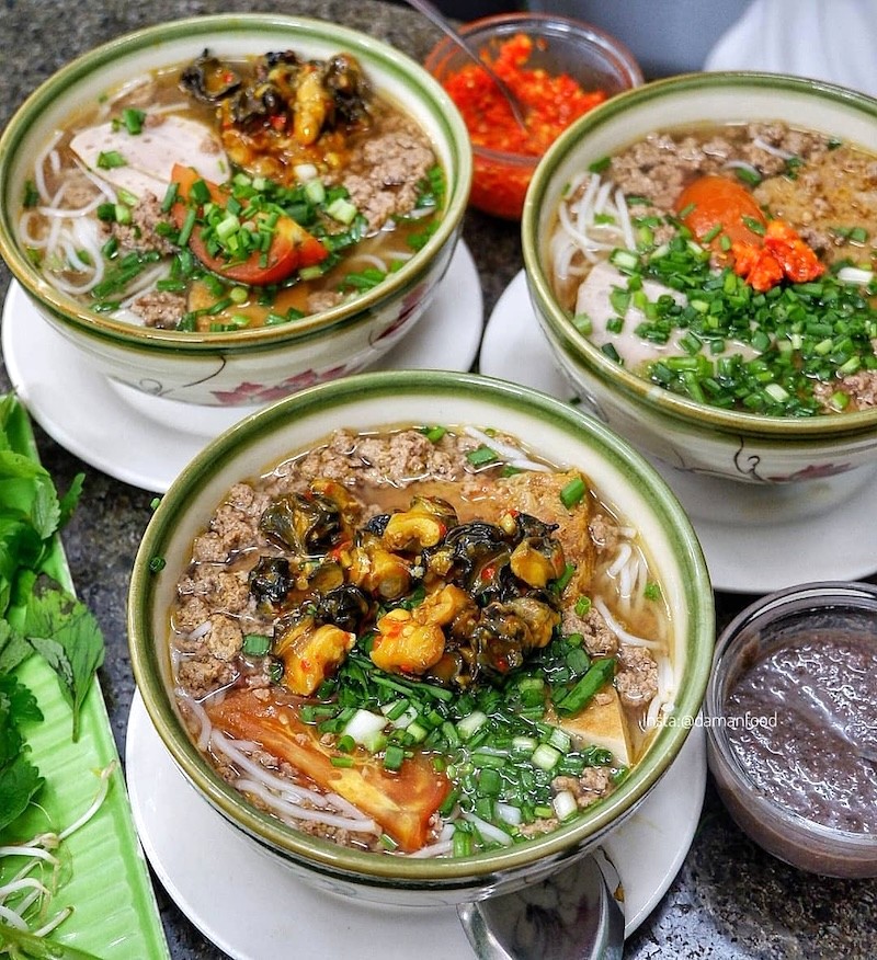 Bún riêu ốc hấp dẫn với bún, riêu cua, đậu hũ và ốc đầy ắp! (Ảnh: @damanfood)