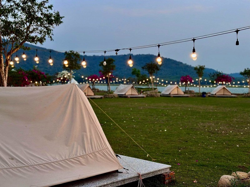 Lưu ý: Một số dịch vụ có thể phụ thu trong ngày lễ, Tết. Liên hệ Bằng Lăng Glamping để biết thêm thông tin về giá cả linh hoạt.