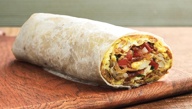 Burrito thường chứa trứng, thịt, phô mai, và đôi khi cả rau củ. (Ảnh: farmerboys)