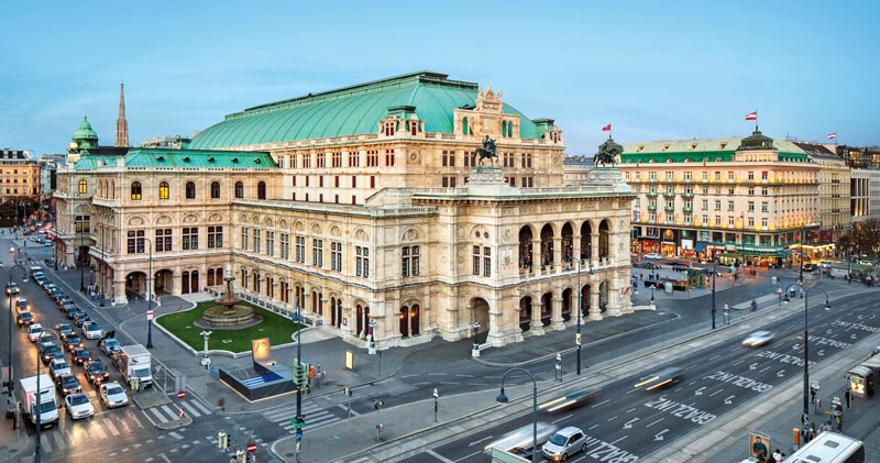 Khám phá Hofburg, cung điện vòng cung độc đáo ở Vienna.