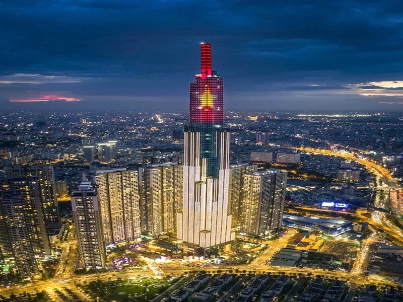 Từ công viên bờ sông Sài Gòn, bạn có thể ngắm Landmark 81. (Ảnh: vietbalotour)