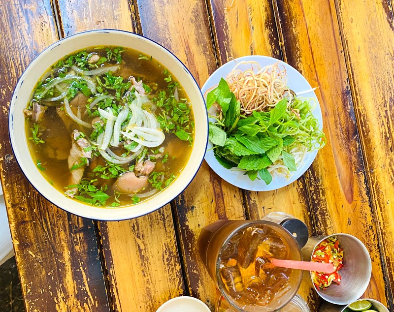 Bún bò Phương Ngọc quận 5: đầy đặn, thơm ngon! (Ảnh: Phiyen Chau)