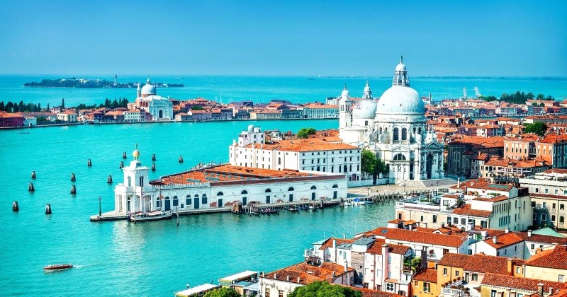 Venice nổi tiếng với hệ thống kênh rạch và nhà cửa dọc bờ. (91 ký tự)