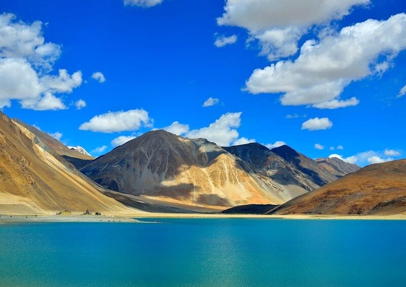 Hồ Pangong xanh ngắt, ấn tượng! (Ảnh: Tripadvisor)