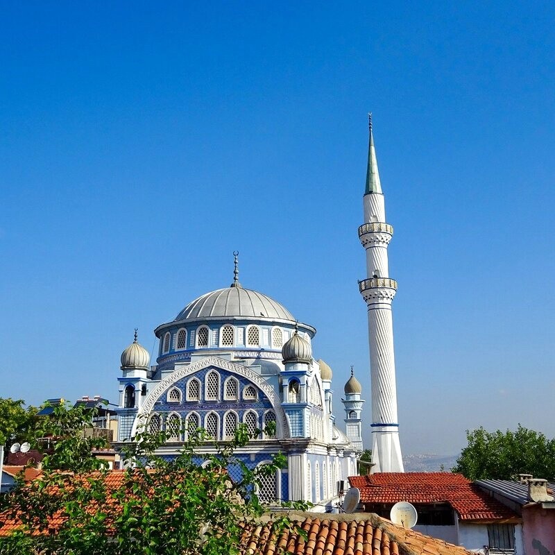 Nhà thờ Hồi giáo Fatih Camii với sắc xanh nổi bật (Ảnh: Tripadvisor).