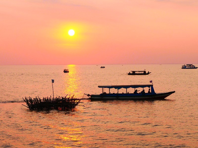 Hoàng hôn rực rỡ trên hồ Tonlé Sap là khoảnh khắc khó quên khi ghé thăm Kampong Phluk.