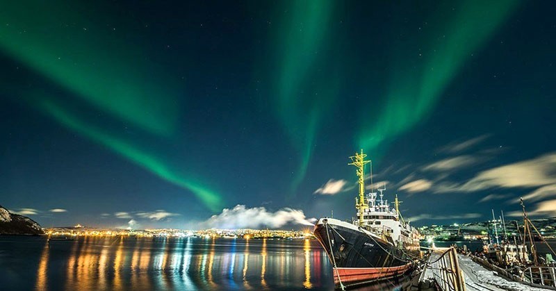 Bắc cực quang rực rỡ tại Murmansk (Ảnh: auroravillage)