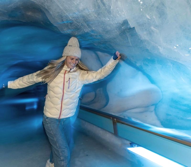 Hang băng Glacier: Đường hầm băng dài 150m ẩn sâu dưới băng. (Ảnh: Titlis)