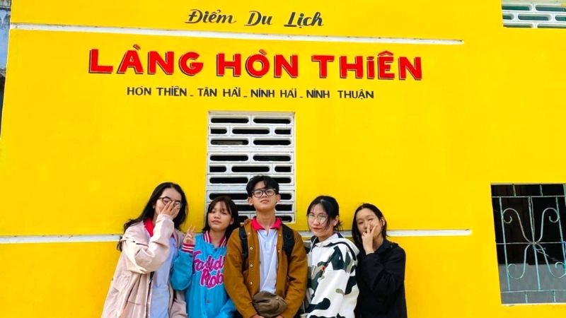 Làng bích họa Hòn Thiên thu hút giới trẻ với những bức tranh tường ấn tượng, nơi lưu giữ kỷ niệm khó quên.