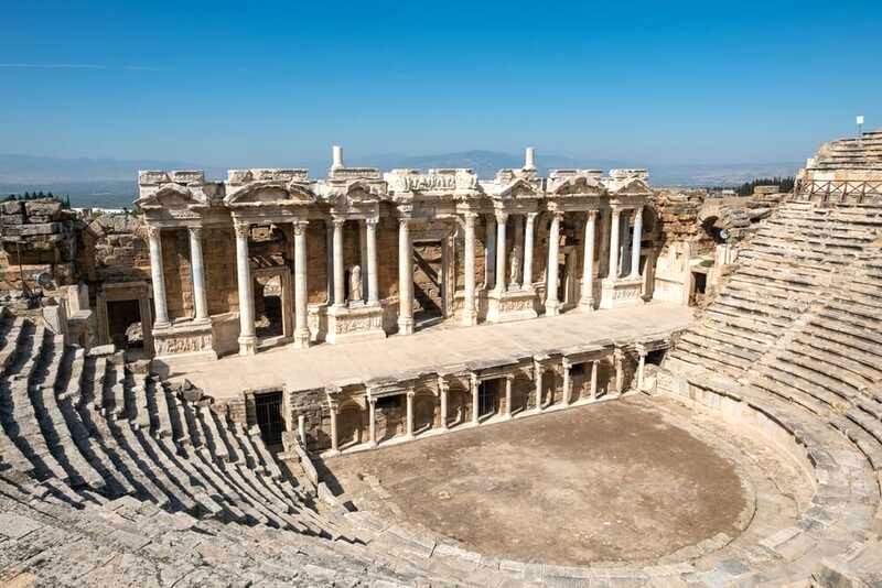 Nằm giữa Pamukkale, Hierapolis - thành phố cổ từ thế kỷ 2 trước Công nguyên, nổi bật với những bãi đá vôi trắng. (Ảnh: izmirtoantalya)