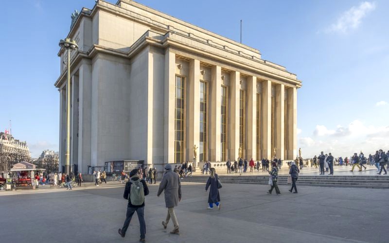 Đến quảng trường Trocadero, đừng bỏ lỡ Palais de Chaillot: kiến trúc ấn tượng, hội tụ nhiều bảo tàng. (Ảnh: Paris)