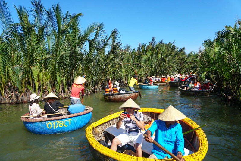 Du khách đến rừng dừa Bảy Mẫu Hội An thường chọn thuyền thúng để tham quan. (Ảnh: Say Hello Vietnam)