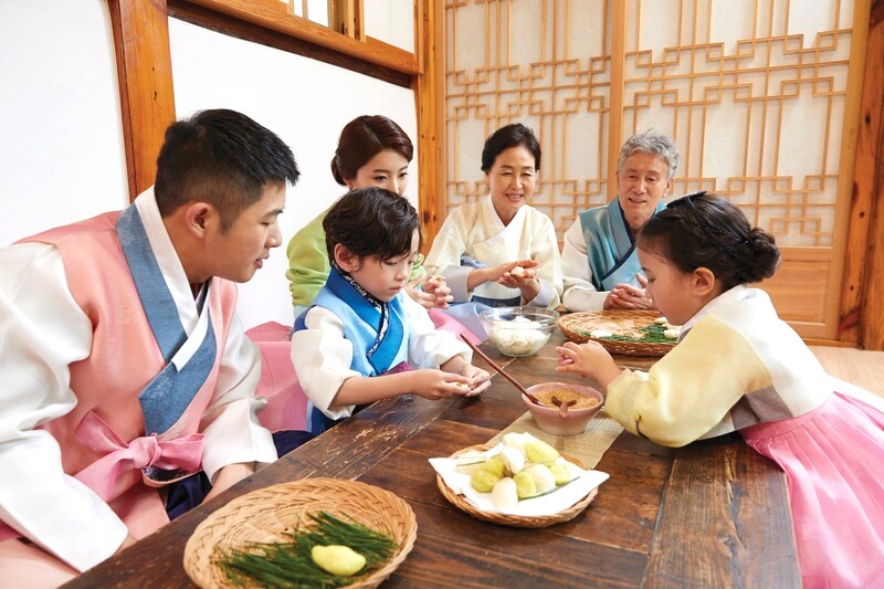 Gia đình quây quần làm songpyeon, món bánh gạo truyền thống của lễ Chuseok. (Ảnh: LeeEuiBeom)