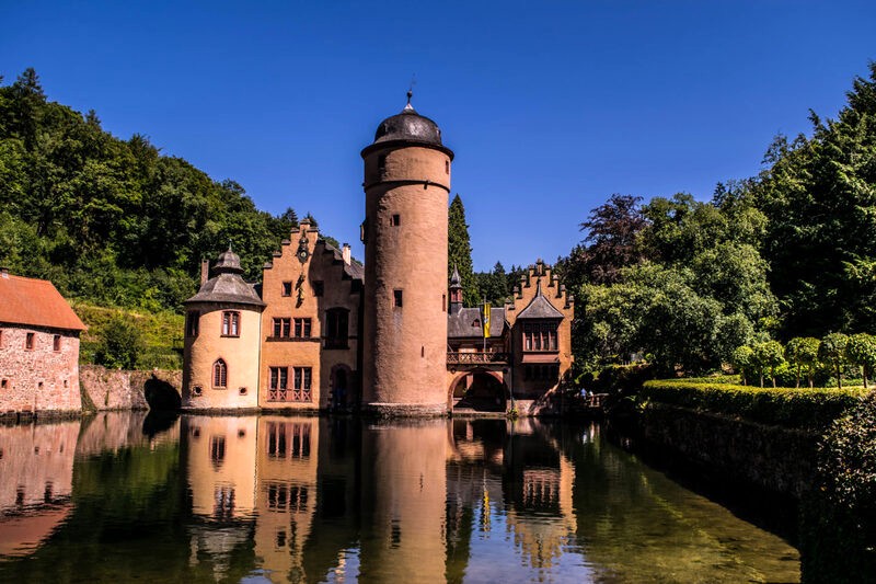 Mespelbrunn thanh bình, hay còn gọi là Wasserschloss (lâu đài nước), tọa lạc trên hồ nhỏ thơ mộng, điểm tô bởi những chú thiên nga trắng muốt. (Ảnh: erinatlarge)