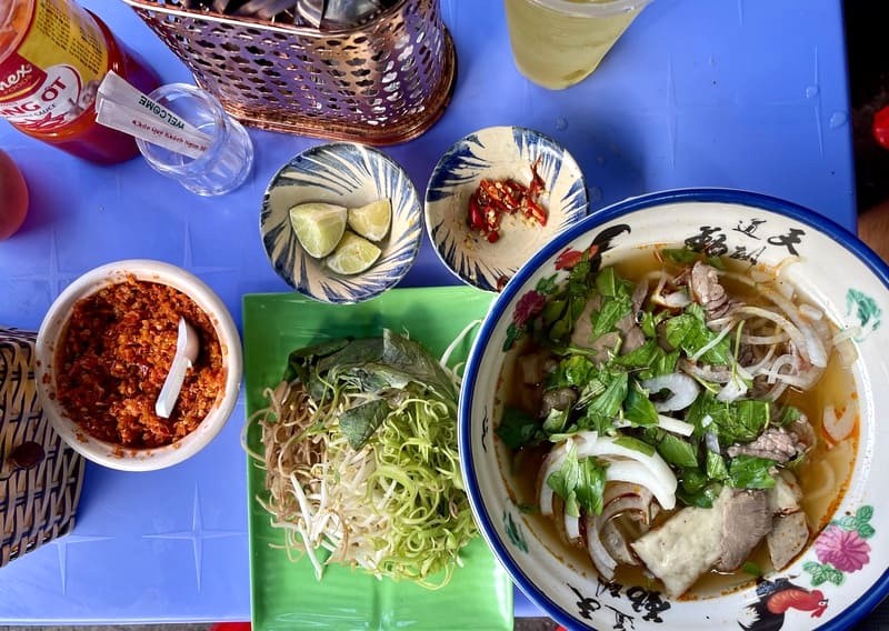 Bún bò Huế 14B, nổi tiếng ở chung cư Khánh Hội (quận 4).