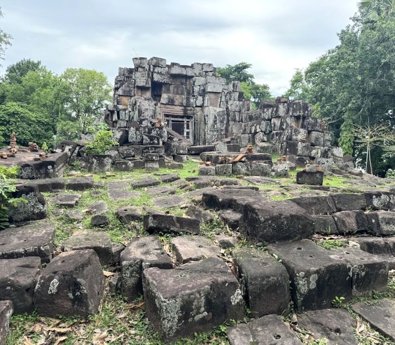 Di tích cổ Khmer: Ảnh Abraham Arcloin.