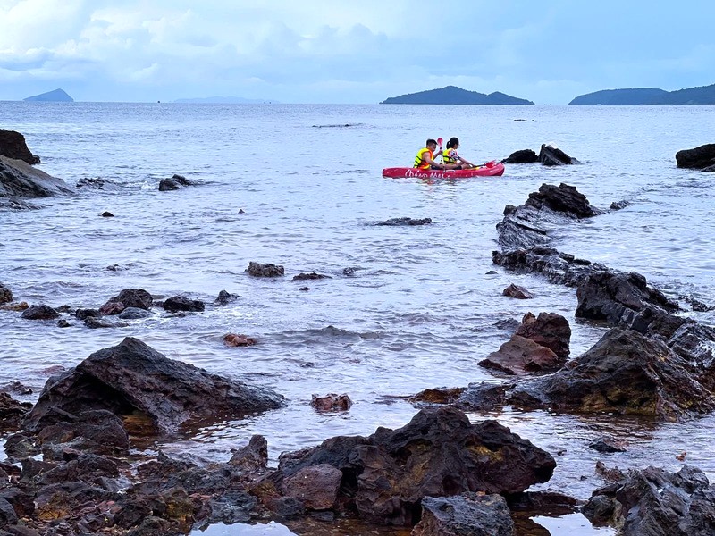 Kayaking giữa khung cảnh đá hùng vĩ.