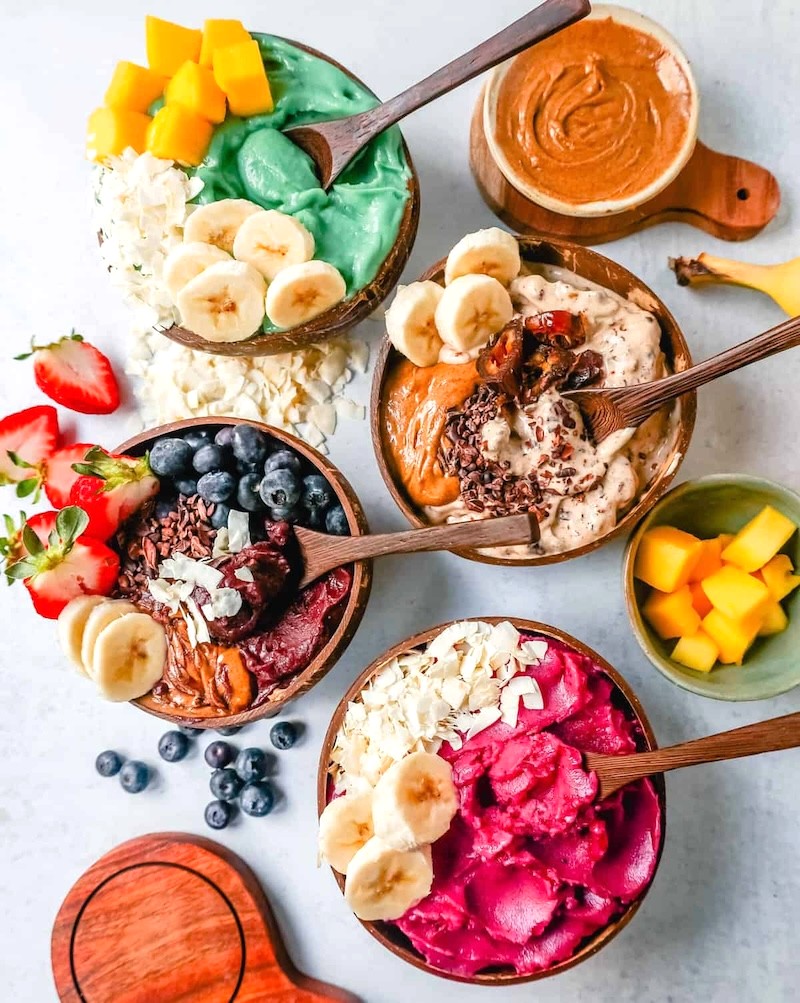 Bữa sáng nhẹ nhàng, giàu dinh dưỡng với Smoothie Bowl: trái cây tươi, hạt, ngũ cốc. (Ảnh: modernhoney)