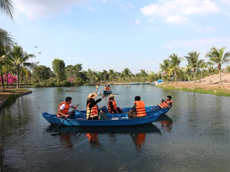 Lênh đênh kênh Chavi, thuyền trôi nhẹ nhàng.