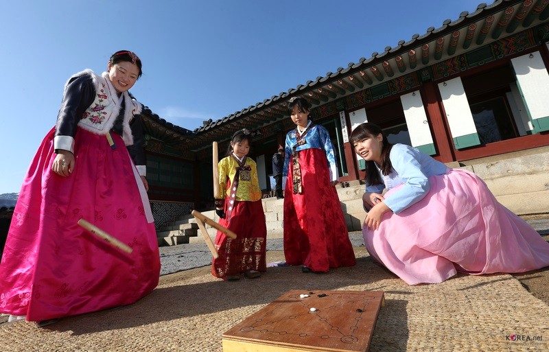 Hanbok rực rỡ trong dịp Tết Nguyên đán Hàn Quốc (Seollal).