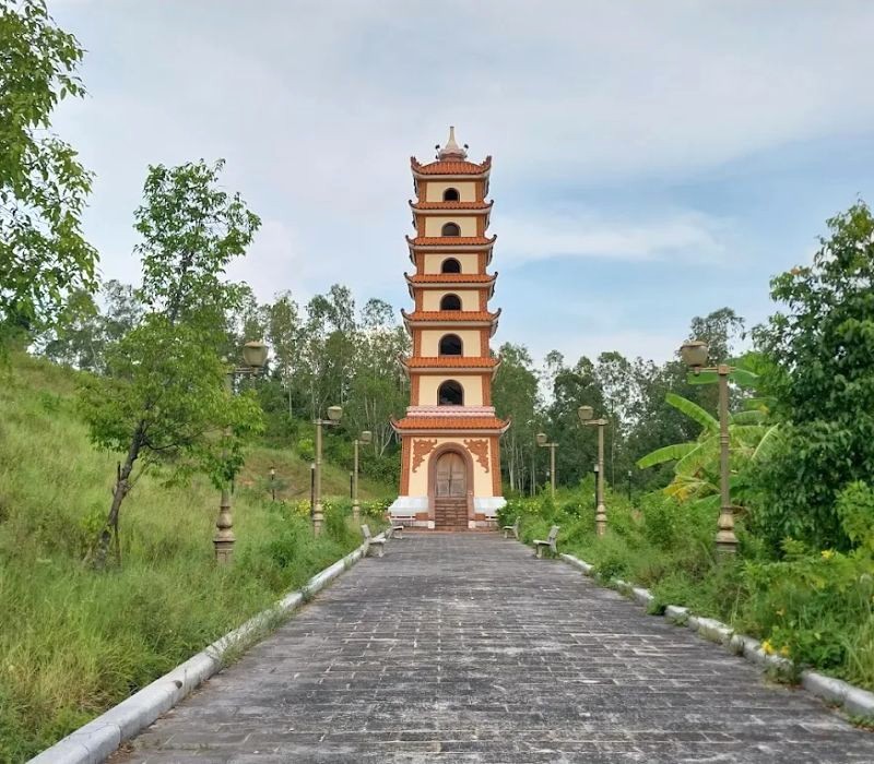 Tháp Thông Thiên: Nơi linh giao hòa (Ảnh: Phong Đặng)