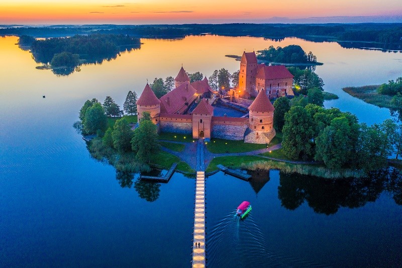 Lâu đài Trakai, tọa lạc trên đảo giữa hồ Galvė, là điểm du lịch nổi tiếng của Lithuania.