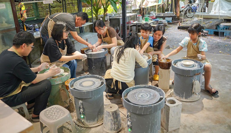 Làm gốm cho mọi lứa tuổi. (Ảnh: vuonnhagom)