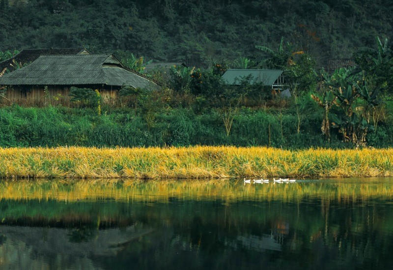 Hồ Thôm Lốm thơ mộng, bình yên. (Ảnh: ptdtbtthcskimcuc)