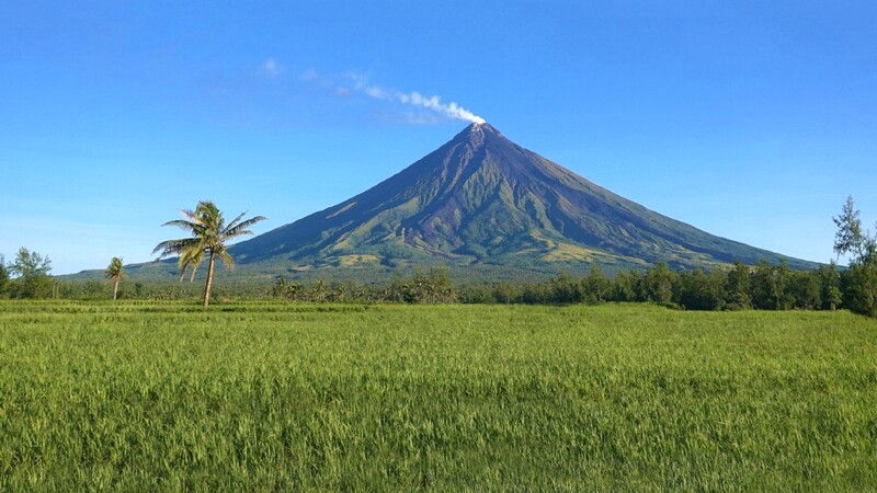 Núi lửa Mayon hùng vĩ ở Albay, Luzon, là một điểm đến huyền thoại. (118 kí tự)