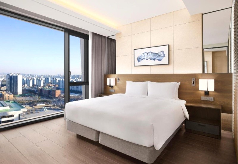 Phòng ngủ hướng view toàn cảnh thành phố nhộn nhịp. (Ảnh: booking)