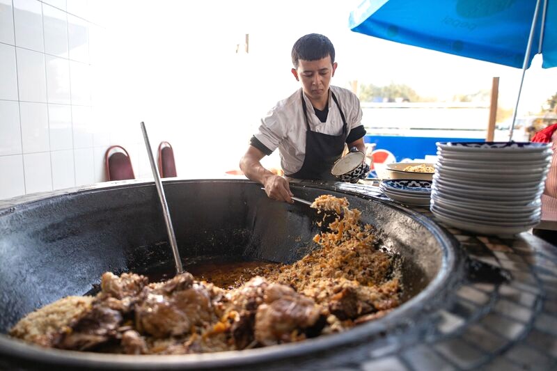 Plov, món ăn đường phố nổi tiếng ở Uzbekistan. (64 ký tự)