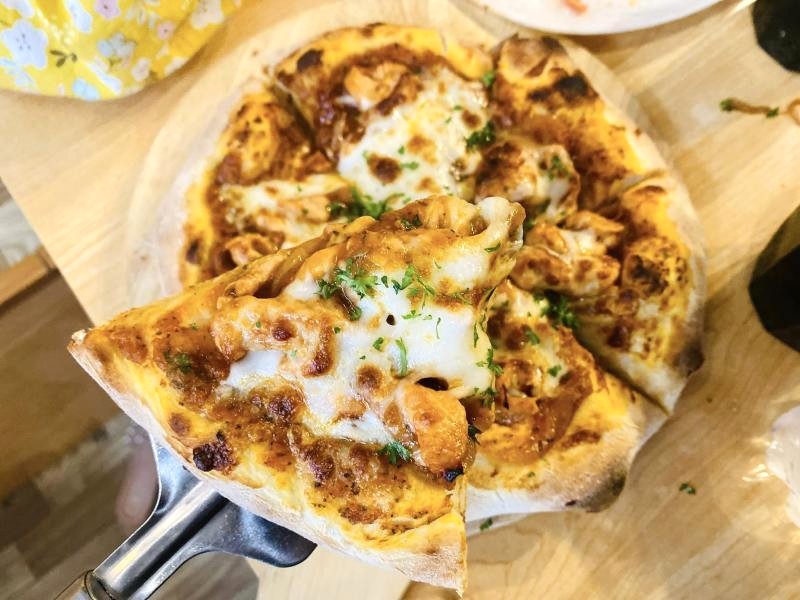 Pizza Al Dente QN: Topping đầy ắp, phô mai béo ngậy, nóng hổi, kéo sợi. Ảnh: Toplist.