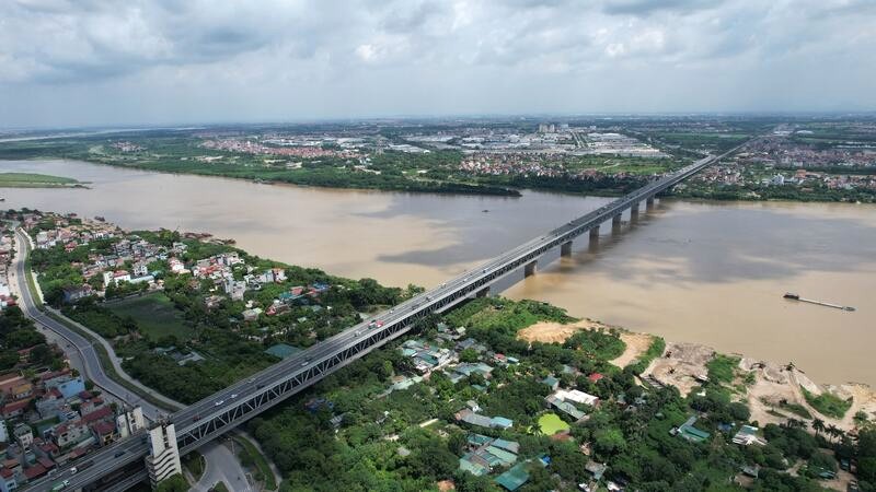 Nằm trên tuyến đường huyết mạch nối sân bay Nội Bài với Hà Nội, cầu Thăng Long bắc qua sông Hồng. (Ảnh: daidoanket)