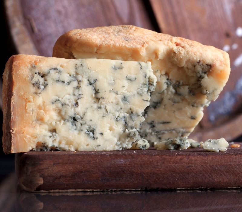 Gorgonzola, một trong những loại phô mai xanh nổi tiếng nhất thế giới. (Ảnh: valentinrussanov)