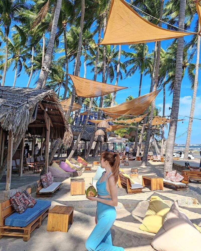 Pineapple Mũi Né Beach Bar, điểm vui chơi giải trí sôi động, nằm trên con đường du lịch lớn của Phan Thiết.