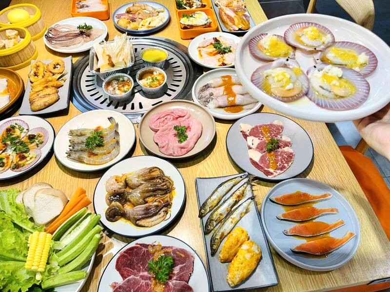 Rakuen BBQ Bàu Cát: Không gian thoáng đãng, món ngon hấp dẫn. (Ảnh: Rakuen BBQ Bàu Cát)